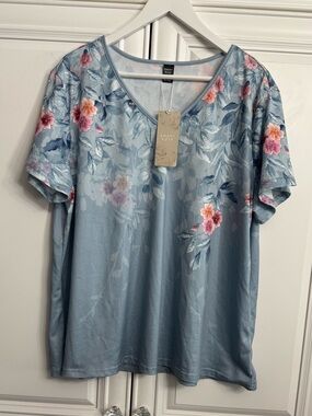 NWT Emery Rose Plus Size 1X Short Sleeve V-Neck Shirt Light Blue w/Pink Florals